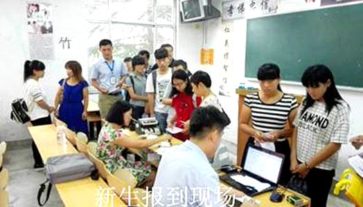 山东深泉学院2015级新生顺遂报到