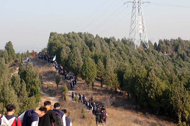 山东深泉学院野外拉练